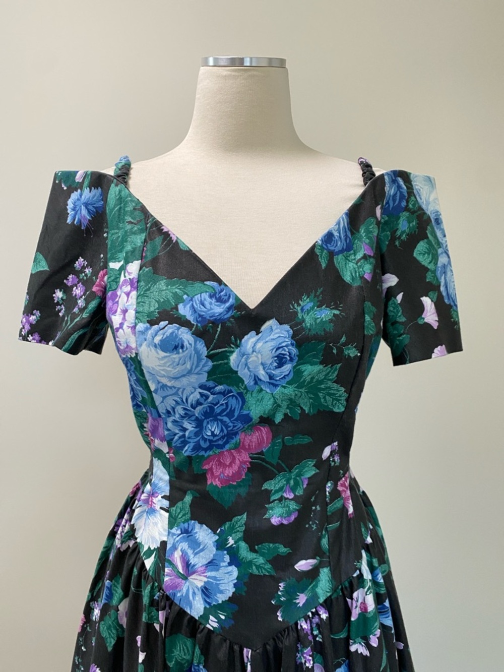 Vintage Expo Black Floral Off-Shoulder Dress with Puffed Sleeves - Picture 5 of 15